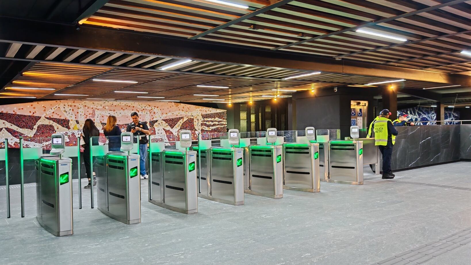 La Terminal Tasqueña de la Línea 2 del Metro CDMX muestra su avanzada remodelación con nuevos torniquetes y un moderno diseño interior. (X/ @caminalex)