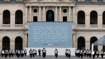 Francia rinde homenaje a las