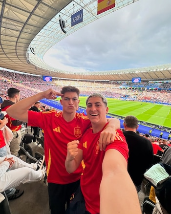 Javi Ruiz, xBuyer, alentó a su hermano a mantener el papel mientras los hinchas se acercaban convencidos de que estaban ante el futbolista del Barcelona
