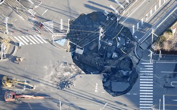 Un camión cayó dentro de