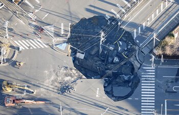 Un camión cayó dentro de