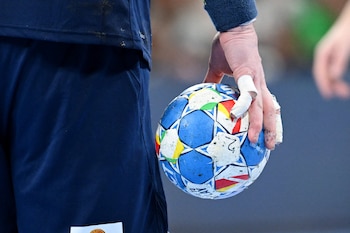 La pelea entre alumnos estalló al final de un partido de handball entre dos colegios privados y la docente recibió un golpe de puño al intentar separarlos. (Foto de archivo: REUTERS/Angelika Warmuth)
