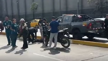Policía motorizado atropella a joven en la avenida Alfonso Ugarte y termina herido tras perder el control