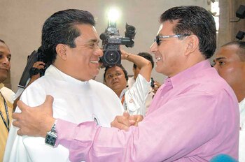 Lenín Cerna, jefe de la Seguridad del Estado (policía secreta sandinista) en los 80, se abraza con Monseñor Bismarck Carballo años después del escándalo. (Cortesía La Prensa/Nicaragua)