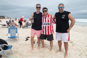 Los hinchas de Estudiantes de La Plata también compartieron la playa con los de Boca (Foto: Infobae/Jaime Olivos)