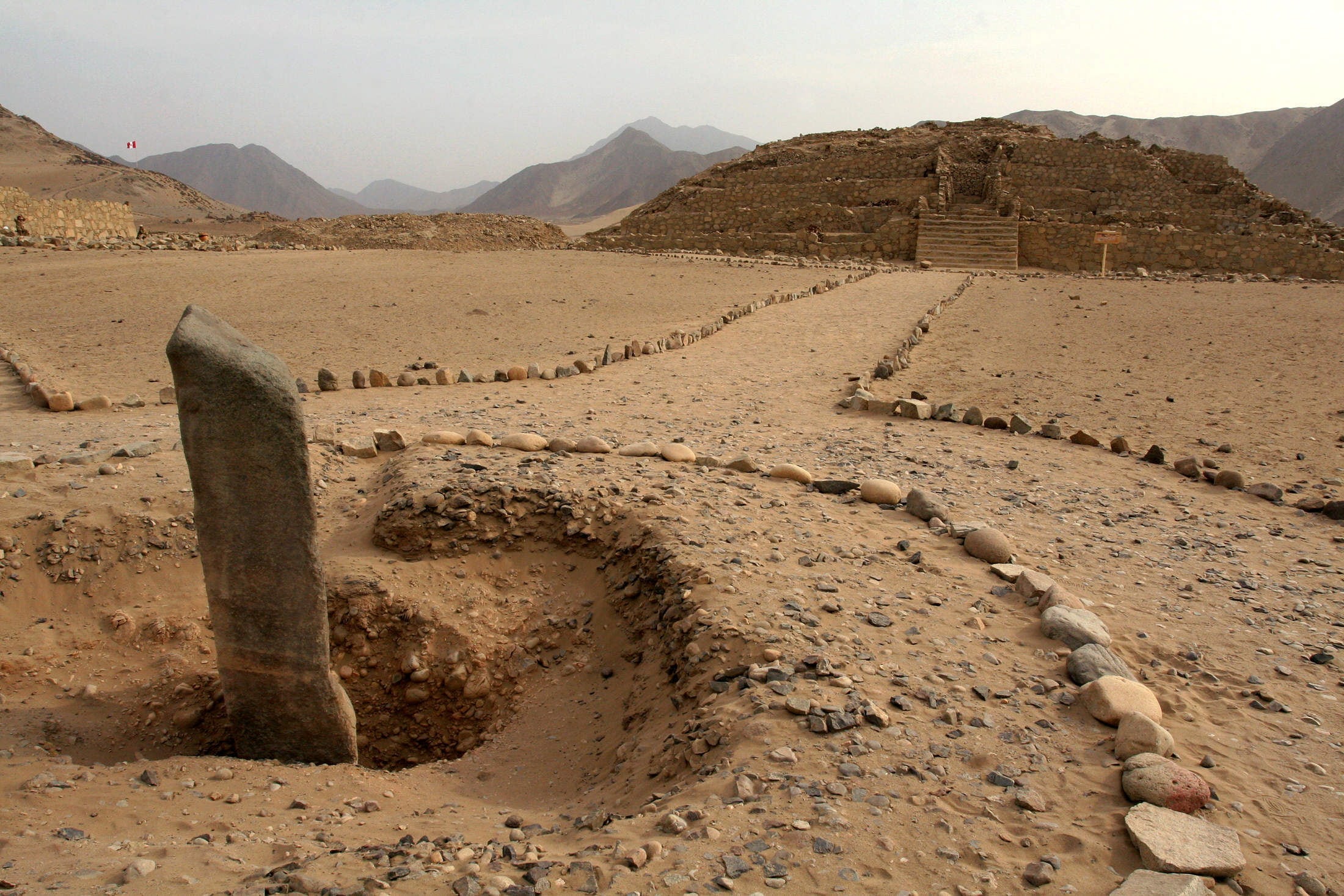 ARQUEOLOGÌA - SERIE RUINAS DE CARAL:LIM05. VALLE DE SUPE (PERÙ) 29/10/06. Panorámica de una de las pirámides de Caral, ayer sábado 28 de octubre, al cumplirse doce años del descubrimiento moderno de las ruinas de Caral, la civilización más antigua de América y contemporánea de las de Sumeria y Egipto. La ciudadela sagrada de Caral que se levanta en un área desértica entre el valle bañado por el río Supe y el litoral del Océano Pacífico, unos 190 kilómetros al norte de Lima. EFE/Paco Chuquiure