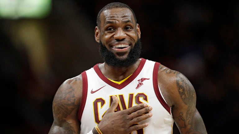 El reciente 'me gusta' de LeBron James en Instagram con la camiseta de Cleveland Cavaliers reaviva rumores sobre su regreso al equipo de Ohio (AP Photo/Tony Dejak)