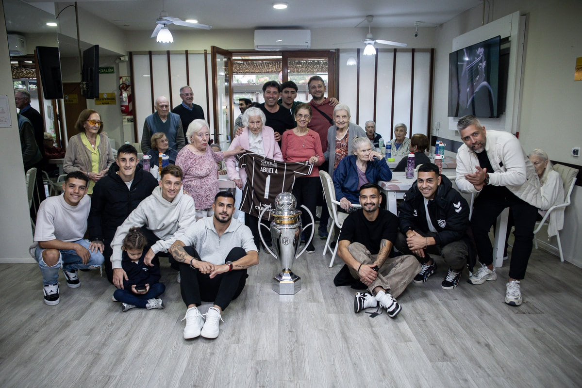 Los jugadores de Platense con los residentes del asilo (@caplatense)
