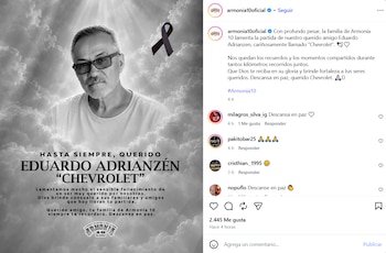 Captura de una publicación de Instagram con el retrato de un hombre con gafas, un lazo negro, nubes y un comunicado de luto de Armonía 10