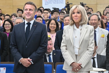 El gesto de la primera