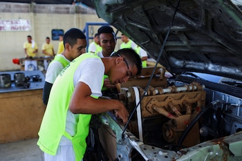 El Plan Cero Ocio desarrollado en El Salvador, es una iniciativa que permite a privados de libertad participar en labores y proyectos sociales. . REUTERS/Jose Cabezas