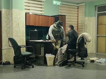 Alberto Zeballos, fiscal departamental de Santa Cruz, Bolivia, declara ante autoridades policiales tras ser detenido la madrugada de este jueves.