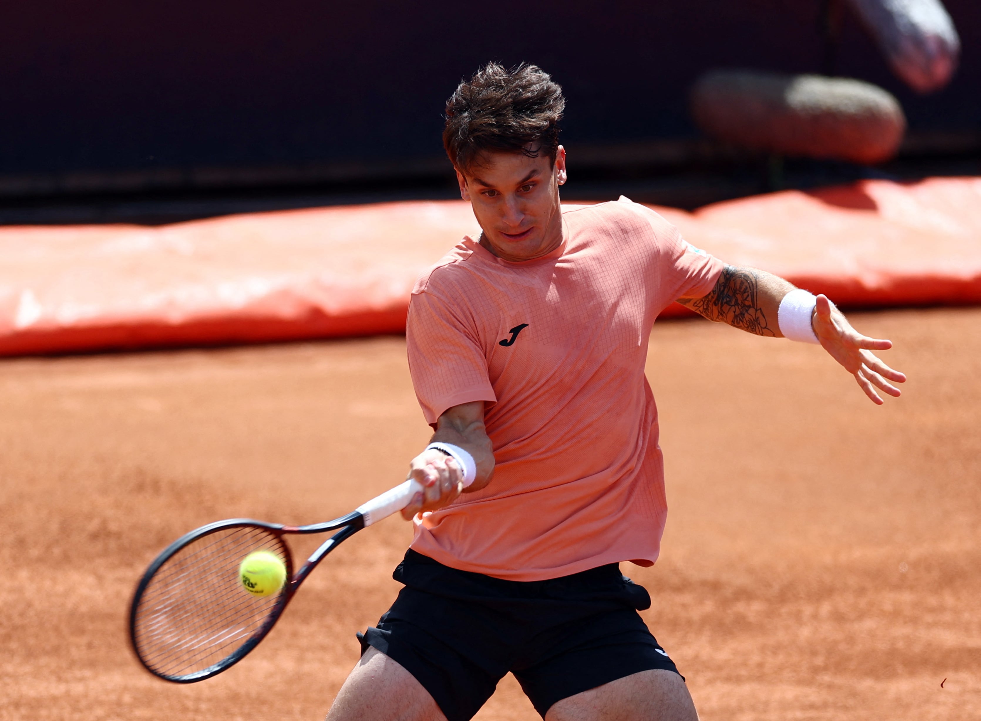 Camilo Ugo Carabelli logró un triunfazo en su debut en Barcelona (Fuente: REUTERS/Yves Herman)