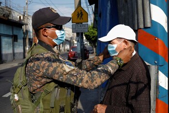 Un soldado ayuda a un