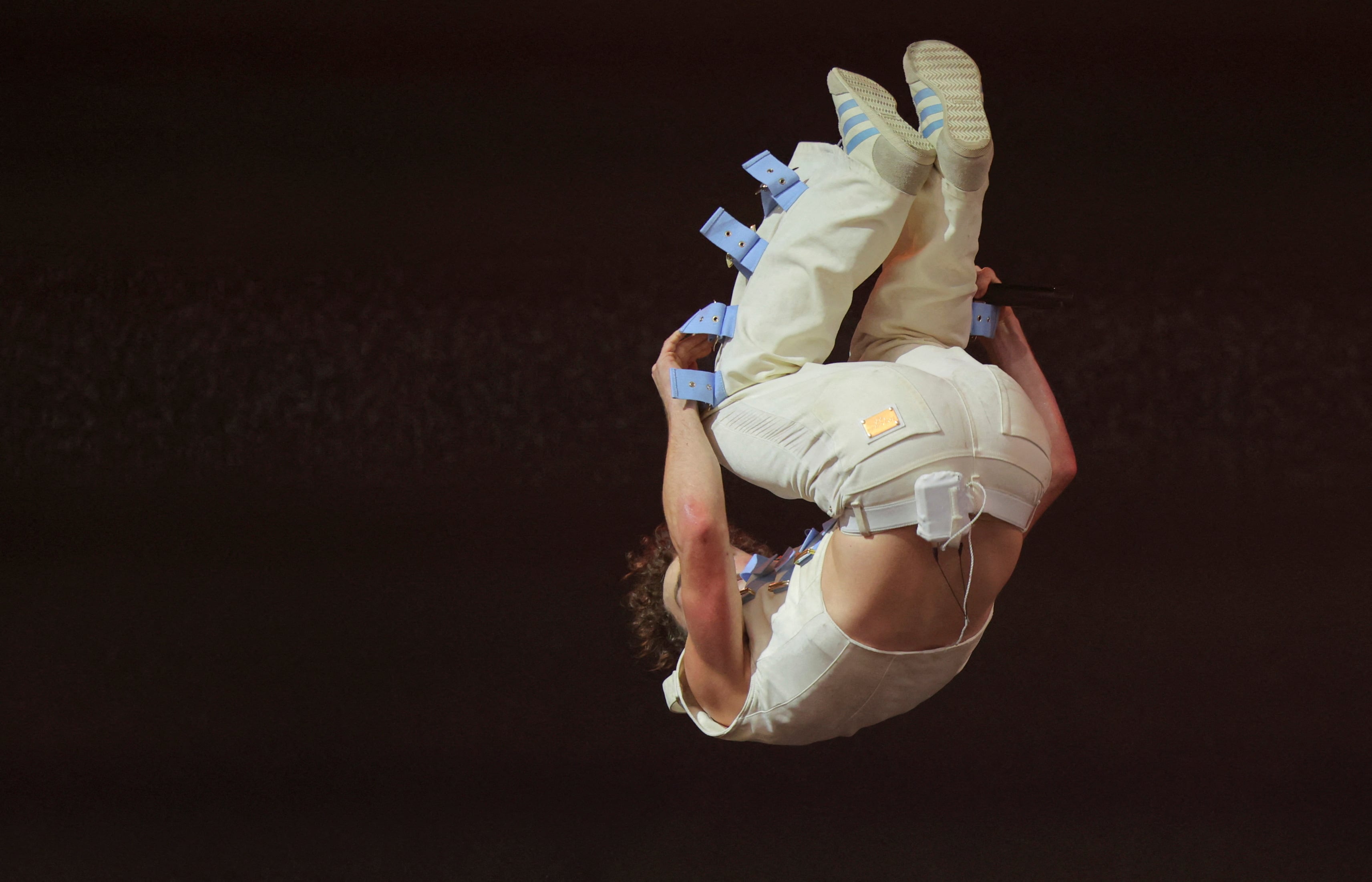 Boone hace gala de versatilidad y carisma en el escenario, con acrobacias como su marca personal (REUTERS/Daniel Cole)