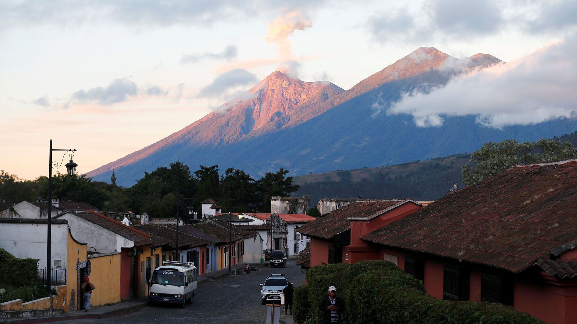 Las autoridades de Guatemala mantienen constante vigilancia la actividad del volcán de Fuego. (Archivo Infobae)