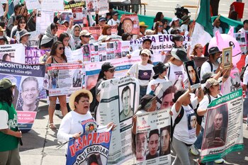 Familiares y amigos de personas desaparecidas participan en una marcha durante el Día Internacional de las Víctimas de Desapariciones Forzadas, este domingo en Ciudad de México (México). EFE/ Mario Guzmán