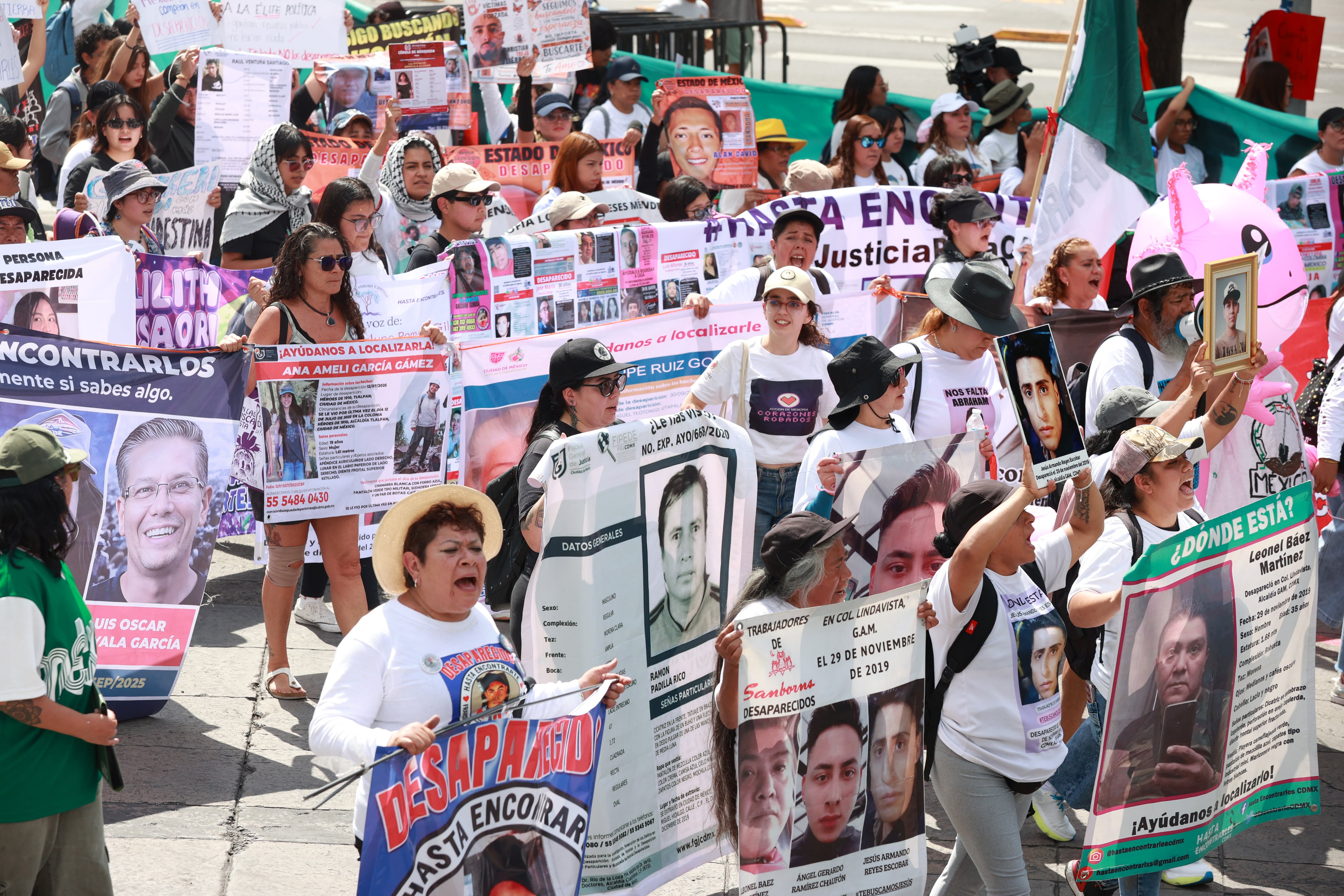 Familiares y amigos de personas desaparecidas participan en una marcha durante el Día Internacional de las Víctimas de Desapariciones Forzadas, este domingo en Ciudad de México (México). EFE/ Mario Guzmán