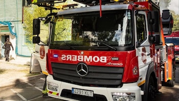 Desalojan cuatro fincas del barrio del Putxet de Barcelona por un socavón de ocho metros cerca de las obras del metro