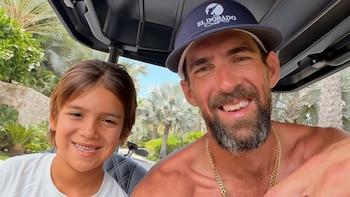 Michael Phelps regresó al agua, pero esta vez en un rol especial: acompaña a su hijo en sus primeros pasos