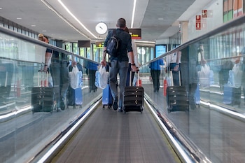 Viajero en un aeropuerto. (Europa