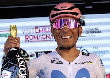 En la previa del comienzo de la clásica, se le hizo un homenaje a Nairo Quintana por su retiro-crédito @movistarteam/Instagram
