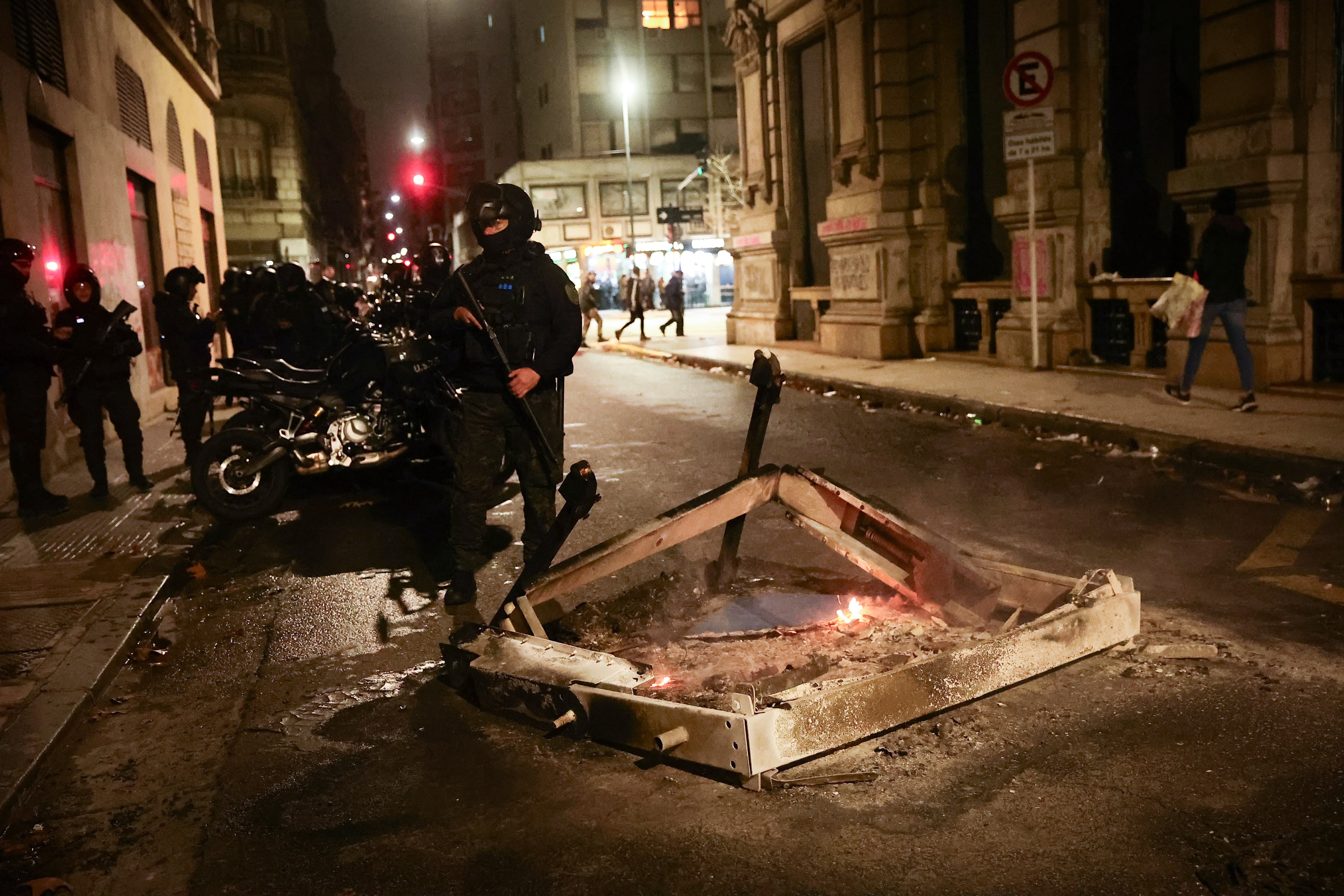 Los restos de un colchón que intentaron prender fuego (RS Fotos)
