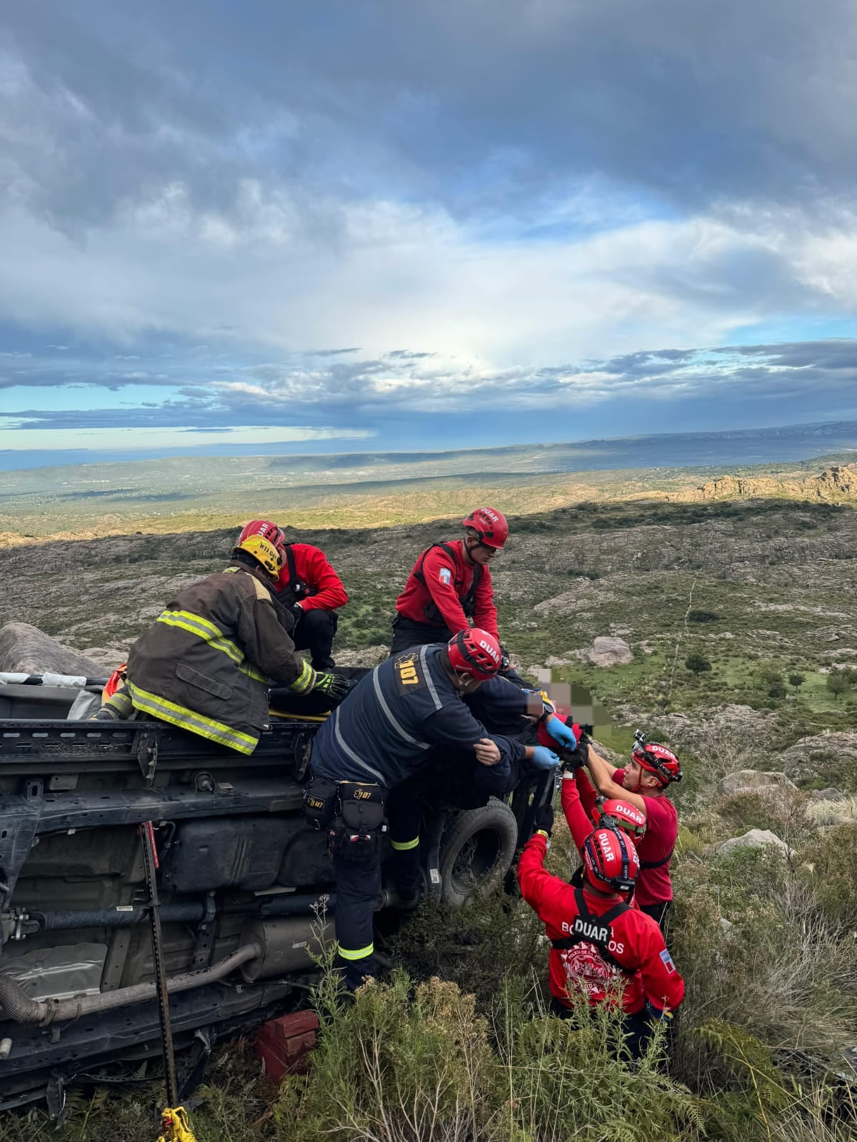 Bomberos voluntarios y el DUAR desplegaron un operativo especial con herramientas de corte y cuerdas para estabilizar el vehículo y al conductor accidentado