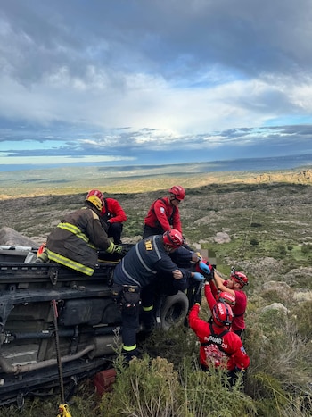 Bomberos voluntarios y el DUAR desplegaron un operativo especial con herramientas de corte y cuerdas para estabilizar el vehículo y al conductor accidentado