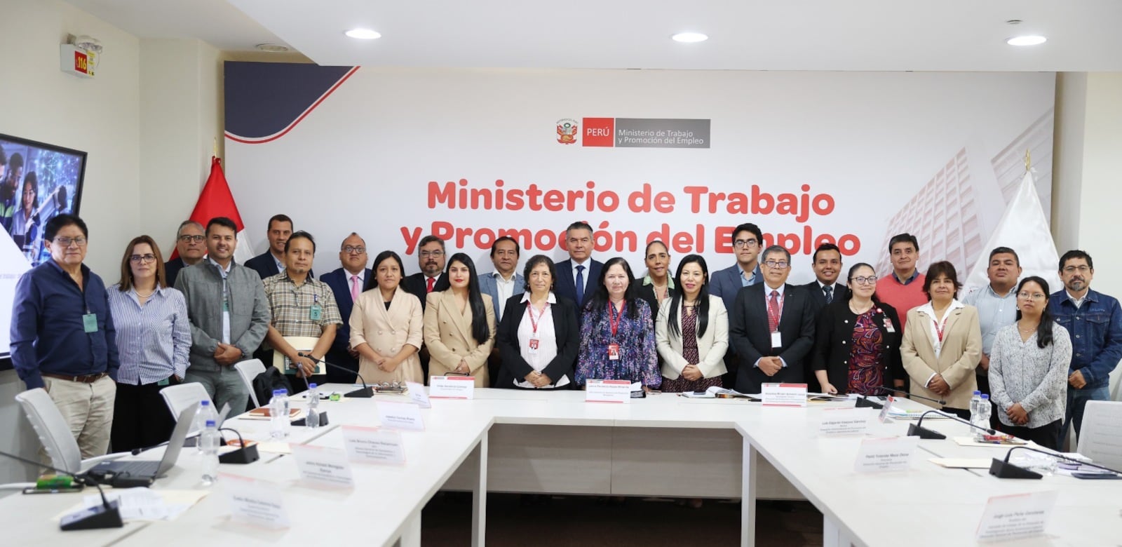 Integrantes de la Comisión Sectorial del Ministerio de Trabajo de Perú posan en la sesión de instalación sobre el impacto de la inteligencia artificial en el empleo. (Foto: MTPE)