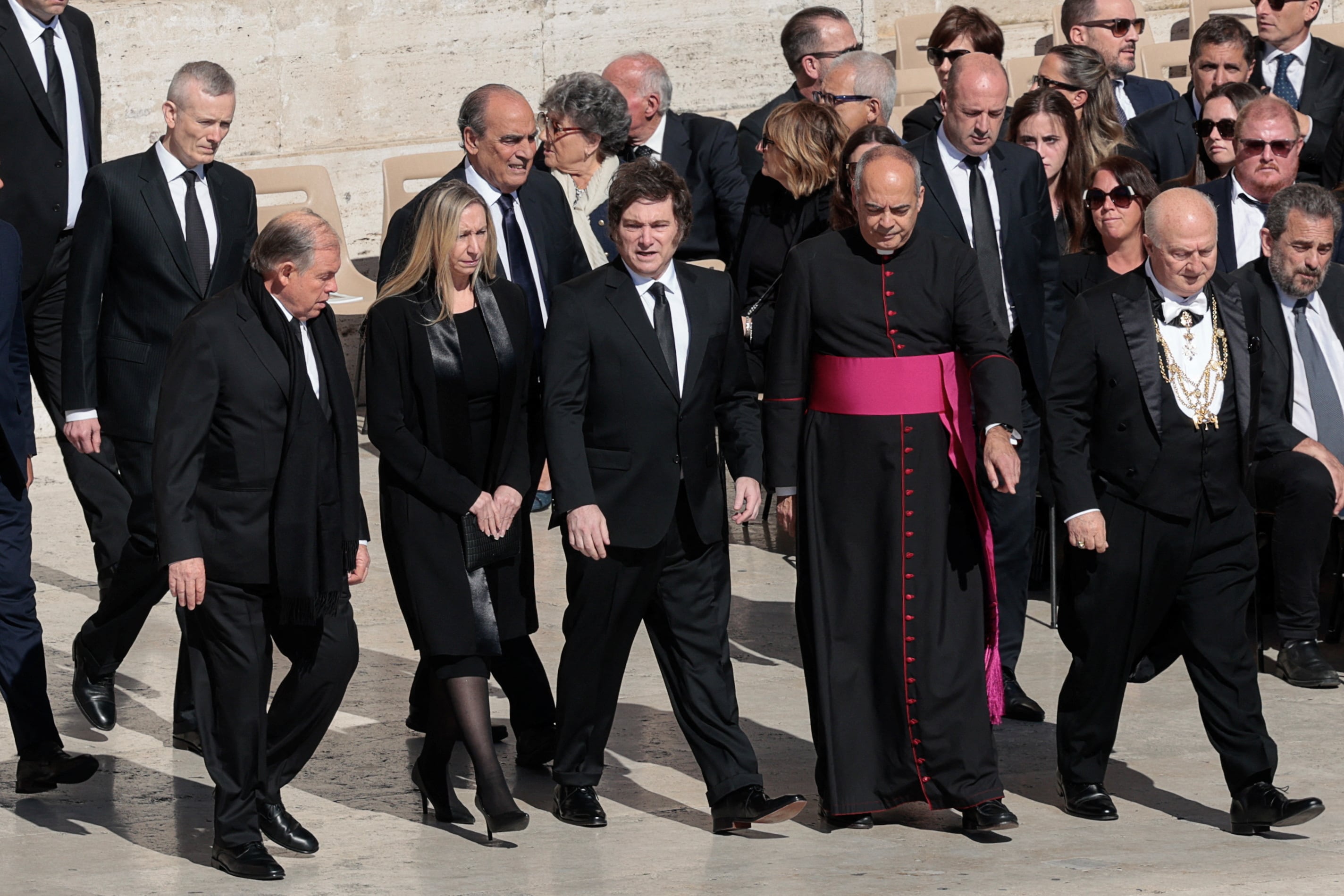 Javier Milei junto a la comitiva argentina en el funeral del papa Francisco (REUTERS/Remo Casilli)
