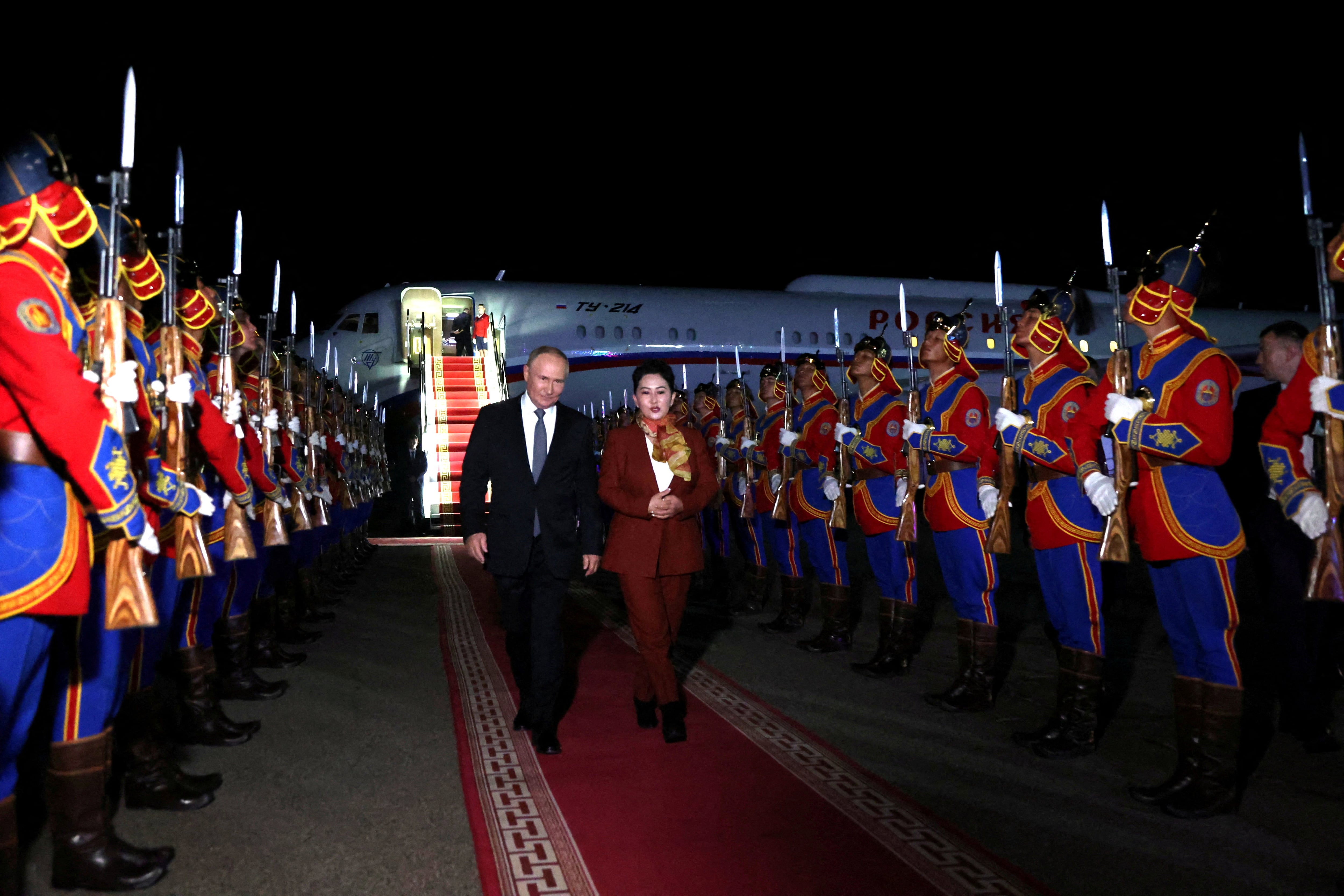 Putin recibido con honores al aterrizar en Ulan Bator (Sputnik/Natalia Gubernatorova/REUTERS)