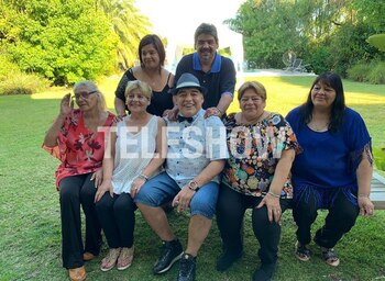 Diego Maradona junto a sus