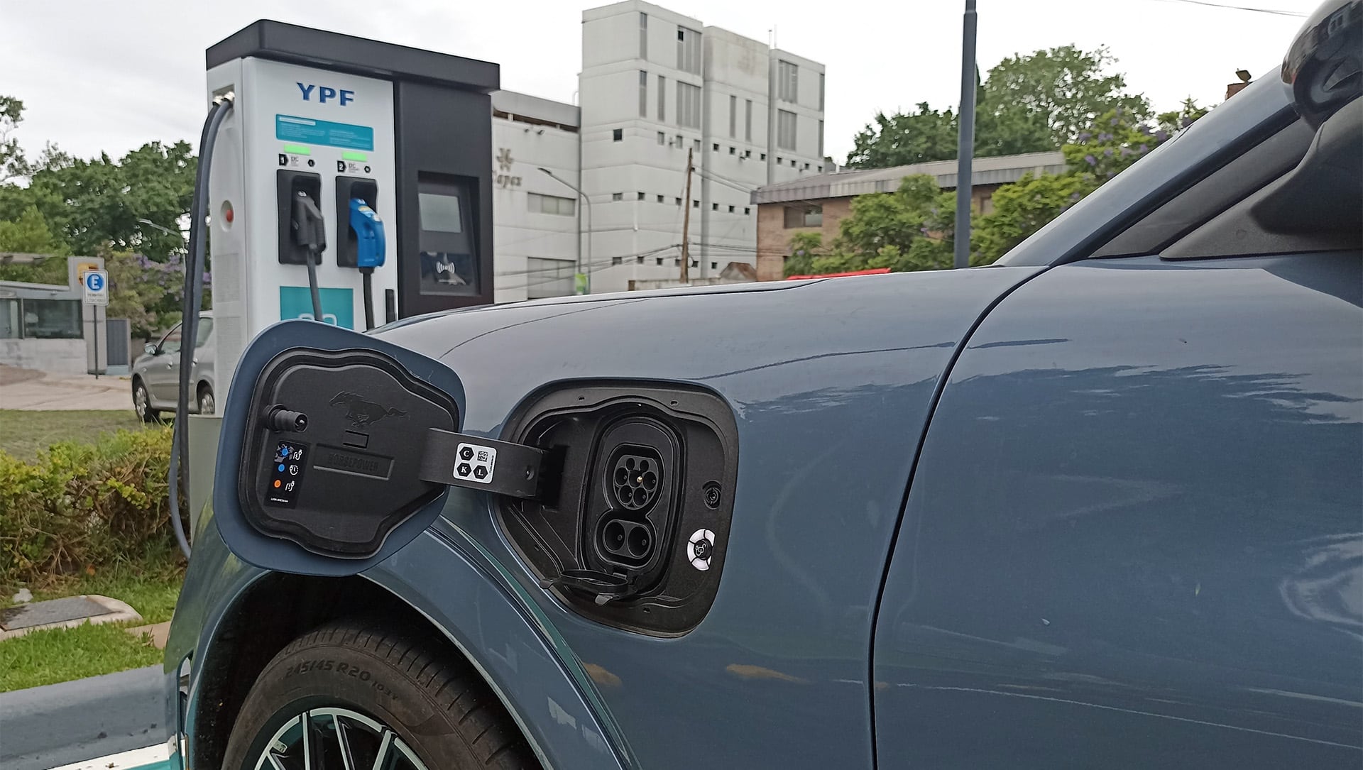 La falta de una mayor infraestructura de carga sigue siendo uno de los condicionantes de la electromovilidad, razón por la cual se venden más híbridos autorecargables en Argentina.