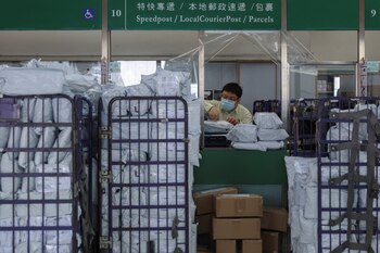 Un empleado postal procesa paquetes