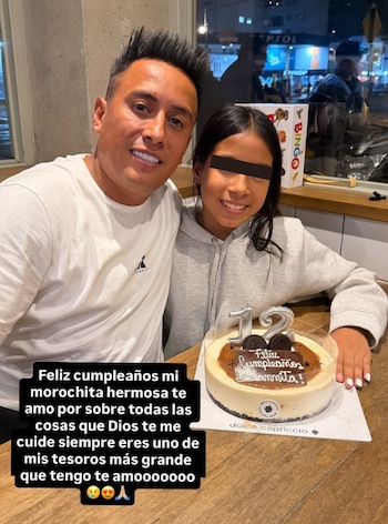 Hombre y niña sonrientes posan junto a una torta de cumpleaños con velas número 12 y la inscripción 'Feliz cumpleaños Diammita!' sobre una mesa