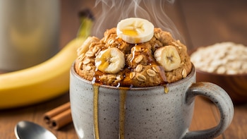 Mug Cake de avena y plátano: el postre saludable en taza que se prepara en minutos y conquista por su sabor