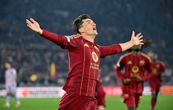 Eldor Shomurodov jugó en Roma