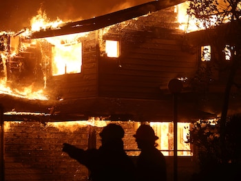 Rodeados de humo y cenizas,