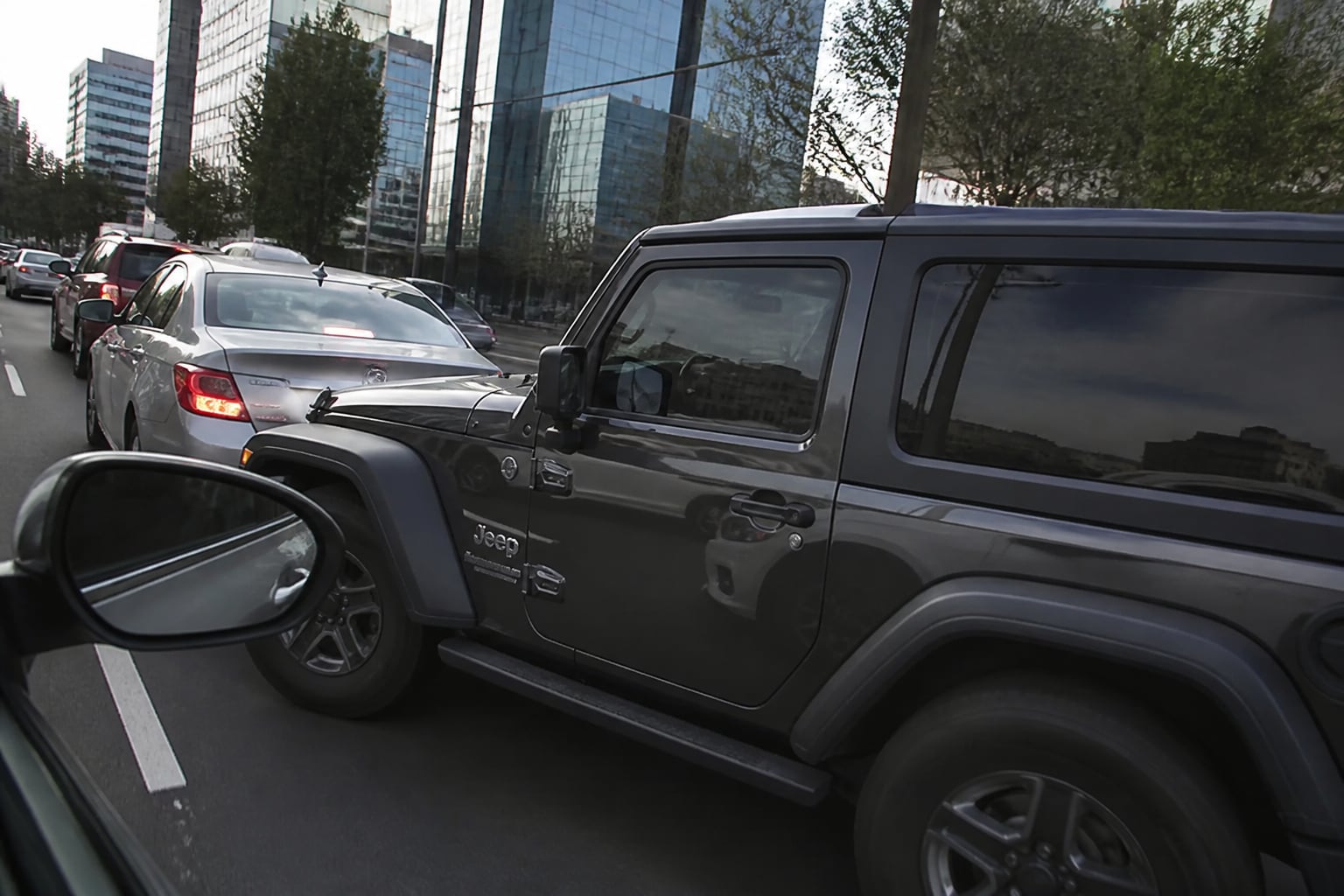 La Jeep señalada en un presunto caso de montachoques fue exhibida en video tras realizar maniobras para cerrar el paso a otro automovilista sobre avenida Río San Joaquín, en los límites de CDMX y Edomex. (Imagen ilustrativa generada con IA | Infobae México)