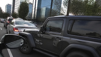 Montachoques de lujo en CDMX: exhiben a conductor de Jeep en presunto caso de extorsión