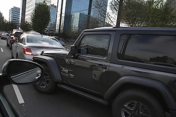 La Jeep señalada en un presunto caso de montachoques fue exhibida en video tras realizar maniobras para cerrar el paso a otro automovilista sobre avenida Río San Joaquín, en los límites de CDMX y Edomex. (Imagen ilustrativa generada con IA | Infobae México)