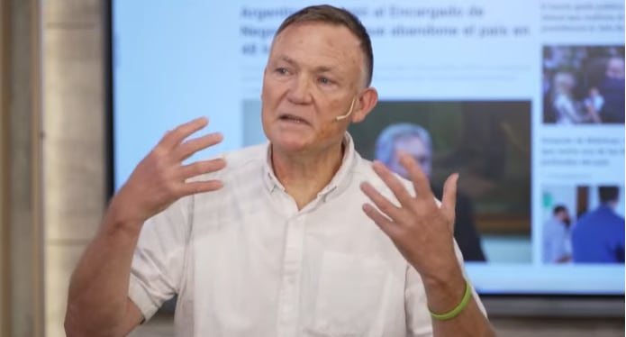 Plebst advirtió sobre los riesgos del uso excesivo de pantallas en la infancia, señalando el valor de la experiencia corporal y el vínculo humano en los primeros años de vida