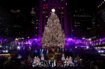 El abeto permanecerá expuesto en la plaza de Rockefeller Center hasta el 9 de enero de 2027. (REUTERS/Caitlin Ochs)