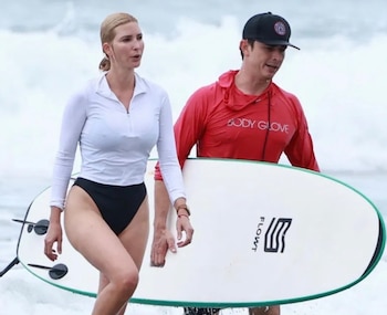 Ivanka Trump fue fotografiada nuevamente surfeando en Costa Rica durante una escapada familiar realizada en agosto de 2026. Crédito: TMZ