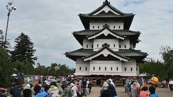 Cientos de voluntarios mueven con cuerdas una torre de 400 toneladas de un castillo en el norte de Japón