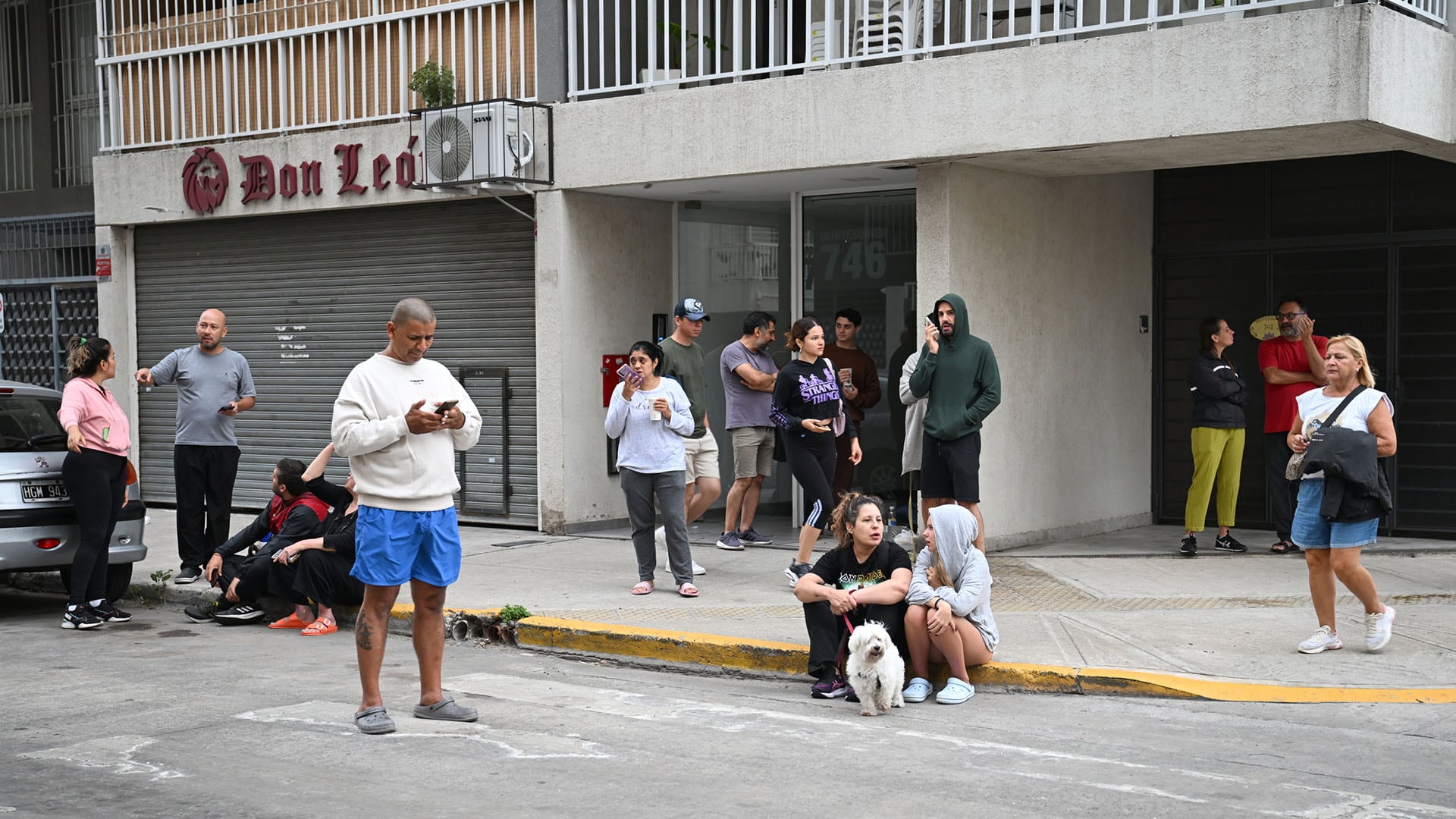 Residentes de un edificio PROCREAR en Parque Patricios se congregan en la calle tras el derrumbe del estacionamiento subterráneo que afectó a 200 vecinos. (Maximiliano Luna)