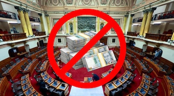 Interior de una sala del Congreso con asientos vacíos, fajos de billetes de cien y quinientos soles peruanos y un círculo de prohibición rojo.