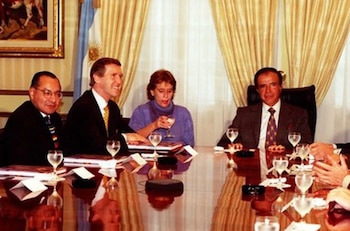 El Gobierno de Estados Unidos solicita revocar la ciudadanía estadounidense de Víctor Manuel Rocha, exembajador condenado por espiar para el régimen cubano durante más de 50 años - crédito Departamento de Defensa de EE. UU.