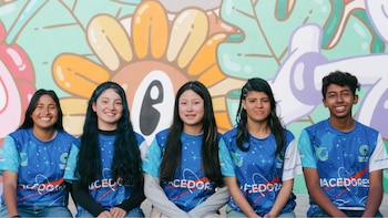 De izquierda a derecha: Julieth, Haylin, Luz Adriana, Emili y Yeison - crédito Biblioteca de la Creatividad